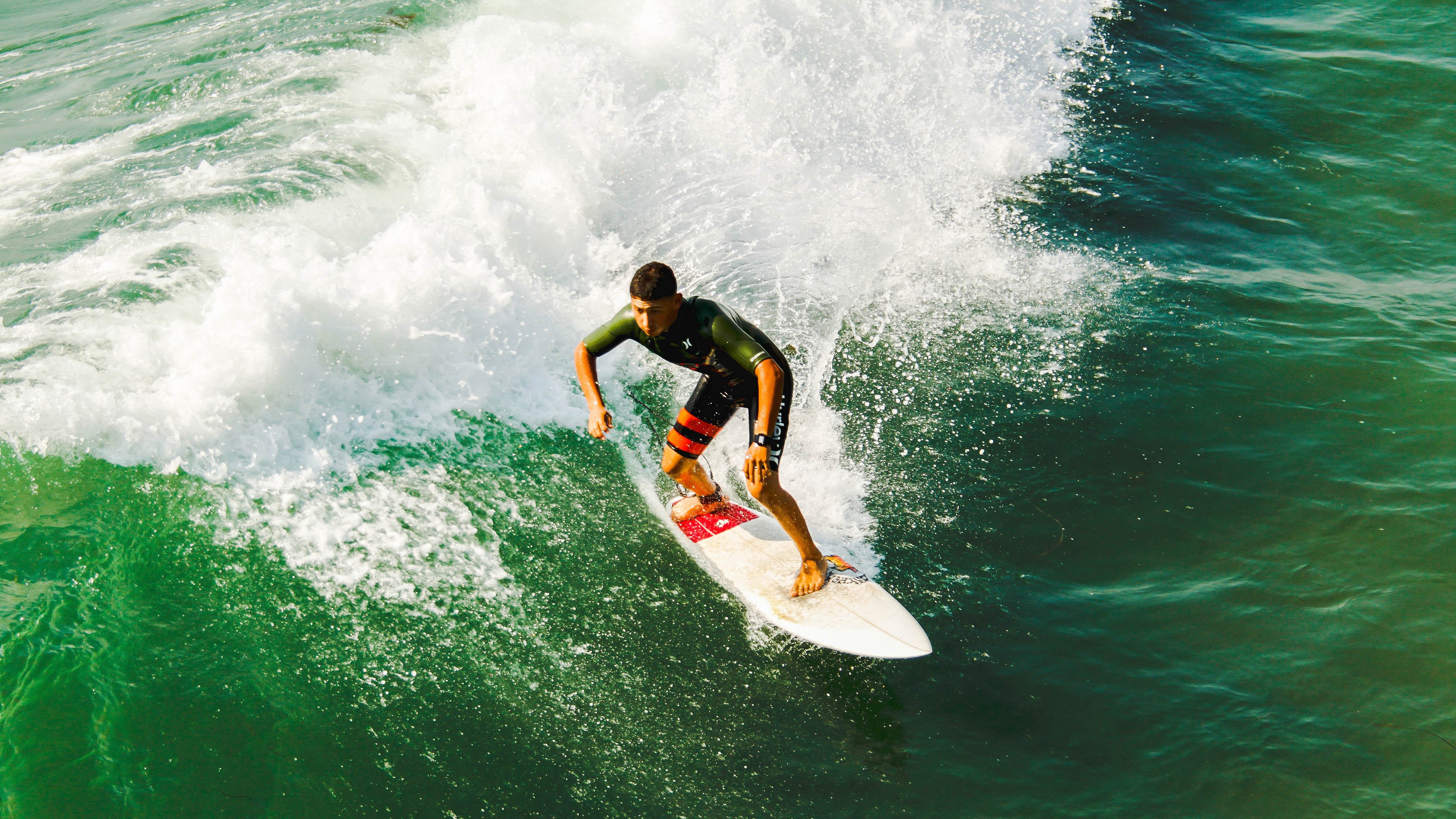 开云体育中国-F1引擎轰鸣与篮球绝杀，速度与意志的终极共振